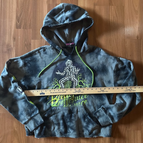 NWT Beetlejuice Tie Dye Crop Hoodie size medium 🪲 - Picture 4 of 8